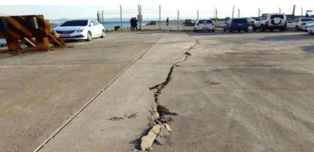 Cracks are shown in the concrete apron of a port in Pohang, 370 kilometers southeast of Seoul, after a 5.4 magnitude earthquake hit the city on Nov. 15, 2017, in this photo provided by the Ministry of Oceans and Fisheries. (Yonhap)
