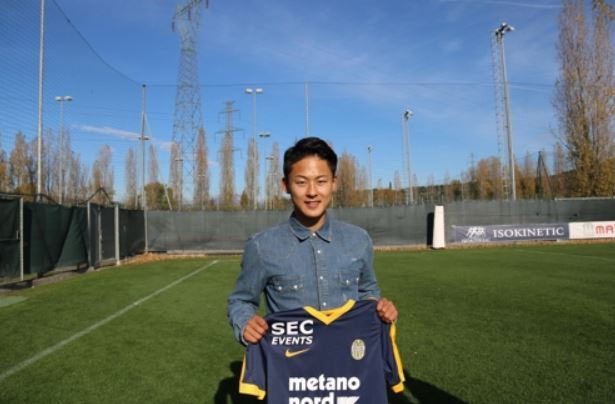 Hellas Verona`s South Korean forward Lee Seung-woo holds a team jersey at a practice ground in Verona, Italy, on Nov. 15, 2017. (Yonhap)