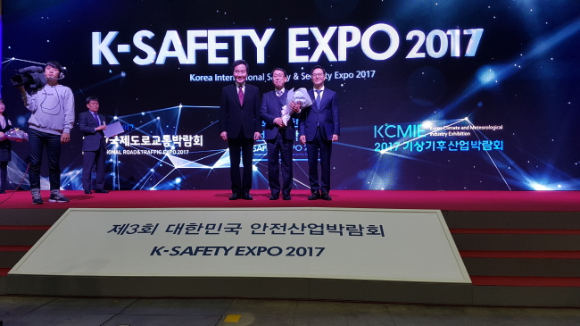 왼쪽부터 이낙연 국무총리, 나범찬 한국지역난방공사 열수송시설처장, 이규홍 누리플랜 대표.[사진제공=한국지역난방공사]