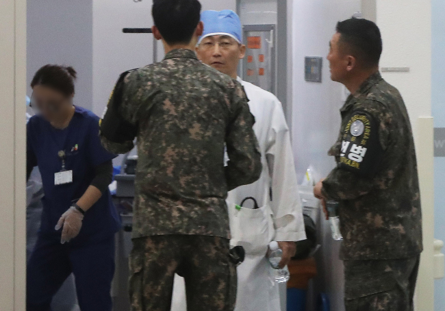 수술실로 옮겨지는 총상입은 귀순 북한병사 [사진제공=연합뉴스]