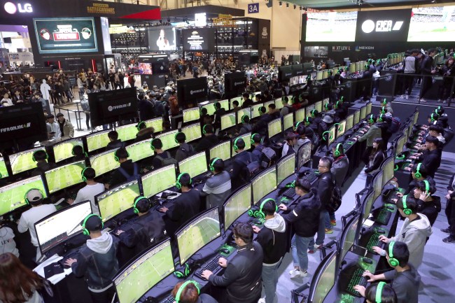 G-STAR 2017 BEGINS -- Visitors test out online games on PCs on the first day of the G-star global gaming convention, Thursday. The four-day event at Bexco in Busan will feature presentations of new products from top game companies as well as live competitions between professional gamers. (Yonhap)
