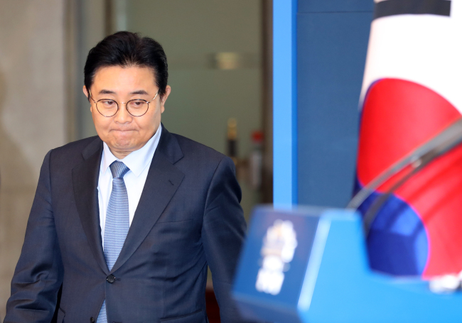 Senior presidential aide Jun Byung-hun walks into the briefing room at Cheong Wa Dae to announce his resignation on Thursday. (Yonhap)