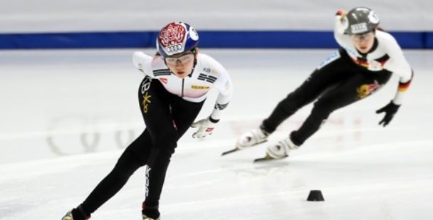 Shim Suk-hee of South Korea (L) skates to the finish line first during the women`s 1,500m heats at the International Skating Union World Cup Short Track Speed Skating at Mokdong Ice Rink in Seoul on Nov. 16, 2017. (Yonhap)