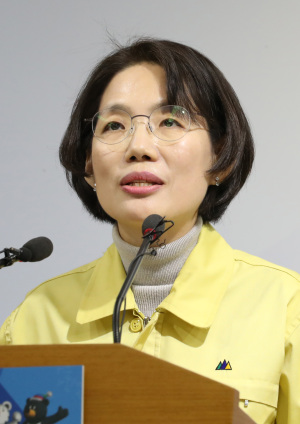 교육부는 수능이 1주일 미뤄졌지만 모든 인력을 총동원해 성적발표까지 걸리는 시간을 내달 12까지로 단축한다는 입장이다. 16일 수능 연기 관련 대책을 발표하는 박춘란 교육부차관 [사진제공=연합뉴스]
