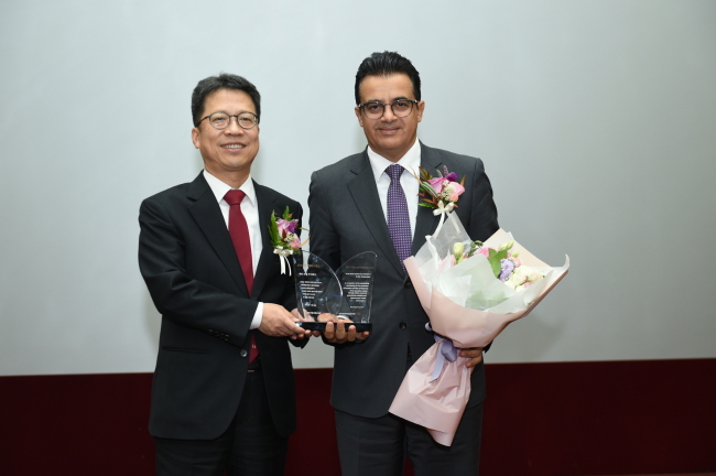 S-Oil CEO Othman al-Ghamdi (right) shakes hands with Jung Ji-won, head of the Korea Exchange, at the 2017 ESG Award ceremony in Seoul on Thursday. (S-Oil)