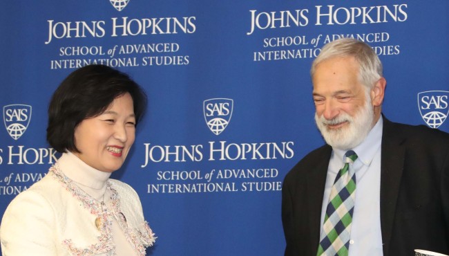 미국을 방문 중인 더불어민주당 추미애 대표가 15일(현지시간) 워싱턴 존스 홉킨스 대학 국제관계대학원(SAIS) 한미연구소에서 갈루치 한미연구소장과 인사하고 있다. [사진=연합뉴스]