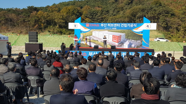 [사진설명=균일가 생활용품숍 ‘다이소’의 글로벌물류기지인 부산허브센터 기공식이 16일 오후2시 부산시 강서구 미음동 국제산업물류도시에서 열렸다. 사진은 기공식 순서로 다이소아성산업 박정부 회장이 참석자들을 향해 환영인사를 전하고 있다]