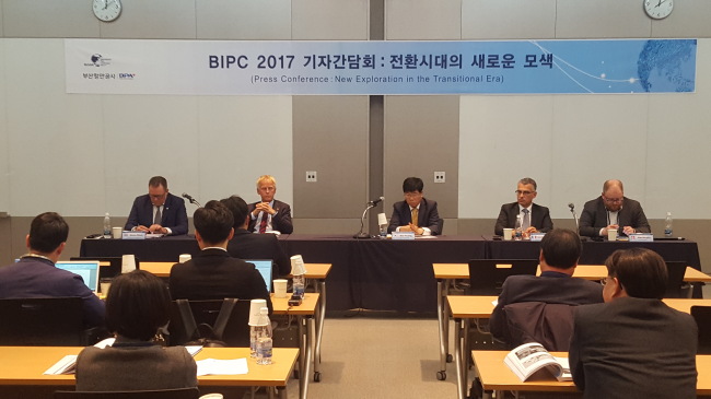 ‘제5회 부산국제항만컨퍼런스(BIPC)’가 16일 개막됐다. 사진은 워킹세션2 ‘신 얼라이언스 체재와 항만의 대응’의 연사들이 기자간담회에 참석해 질의응답에 임하고 있는 모습.