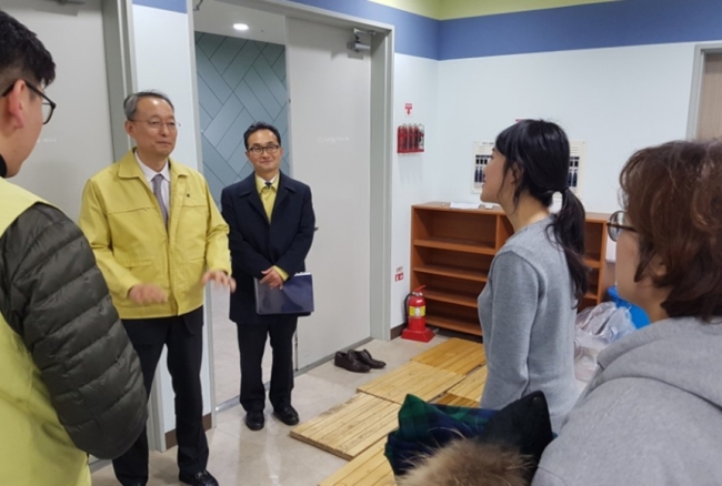 백운규 산업통상자원부 장관이 16일 오후 지진 발생지역인 포항을 방문, 이재민들이 숙식중인 기쁨의교회(포항시 북구)를 찾아위로와 함께 자원봉사자들을 격려하고 구호물품을 전달하고 있다. 백 장관 오른쪽은 박원주 산업부 에너지자원실장. [사진제공=산업통상자원부]