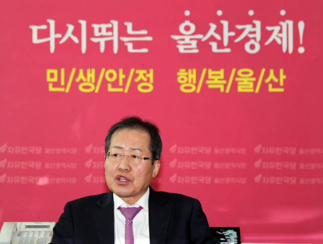 자유한국당 홍준표 대표가 16일 한국당 울산시당에서 기자들의 질문에 답하고 있다. 이날 홍 대표는 계파 갈등 확대 우려에 대해 강력한 어조로 경고장을 날렸다. [사진제공=연합뉴스]
