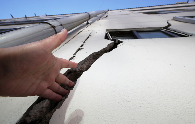 Apartment in Pohang affected by the earthquake (Yonhap)