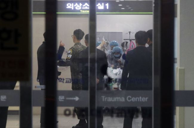 판문점 공동경비구역(JSA)에서 귀순하다 북한군의 총격으로 부상을 입고 헬기로 긴급 이송된 귀순 북한병사로 추정되는 인물이 경기 수원의 한 병원에서 수술실로 옮겨지고 있다. [사진제공=연합뉴스]