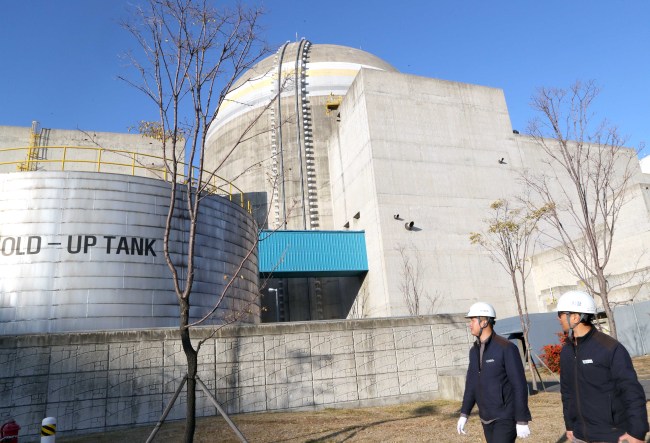Employees carry out a safety check at Busan’s Shin Kori-1 and Shin Kori-2 nuclear reactors on Thursday, after a 5.4 magnitude earthquake hit Pohang. (Yonhap)