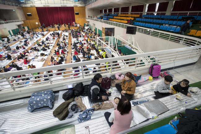 Victims left homeless by Wednesday`s earthquake take shelter in an indoor gym in Pohang. (Yonhap)