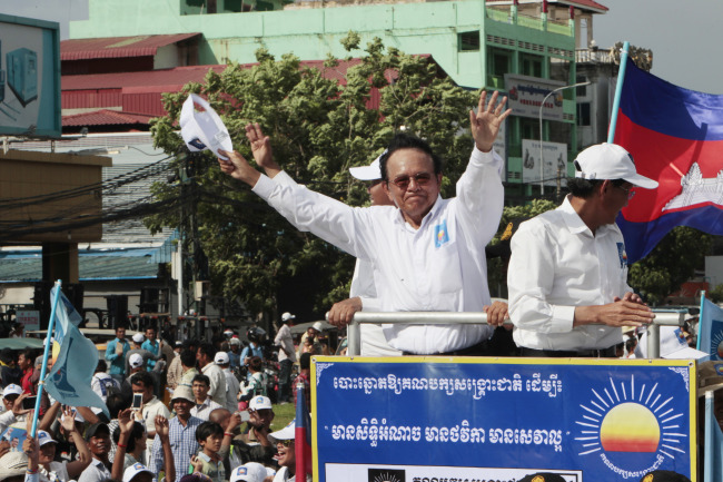Opposition party Cambodia National Rescue Party (CNRP) leader Kem Sokha greets. Yonhap