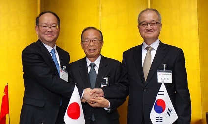 ‘제7차 한·중·일 섬유산업 협력회의’가 지난 16일 일본 오사카에서 열렸다. 한국섬산련 성기학 회장(오른쪽부터), 일본섬유산업연맹 캄바라 마사나오 회장, 중국방직공업연합회 가오용 비서장이 회의에 앞서 협력을 다짐하고 있다.