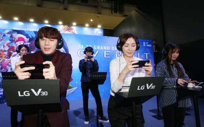 ’지스타2017‘을 방문한 관람객들이 LG V30로 넥슨의 신작 ’오버히트‘를 체험하고 있다. [제공=LG전자]