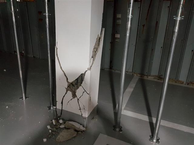 [사진=진앙지와 가까워 큰 피해를 입은 포항 북구 장성동의 한 건물. 1층에 주차장을 설치하는 ‘필로티’ 공법으로 건축돼 이번 지진 당시 철근이 드러날 정도로 기둥이 손상됐다.]