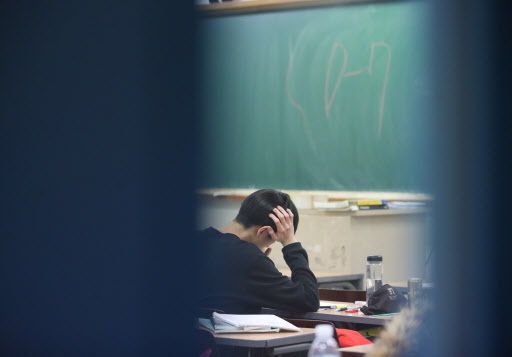 수학능력시험이 일주일 연기된 가운데 수험생들이 다시 책상에 앉았다. [제공=연합뉴스]