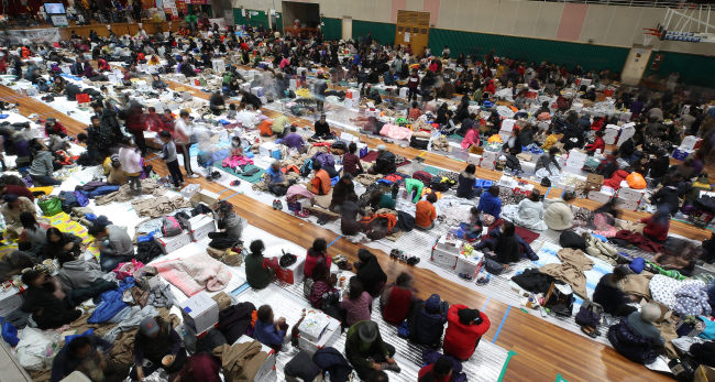포항시 북구 흥해읍 흥해실내체육관이 이재민들로 붐비고 있다. [제공=연합뉴스]