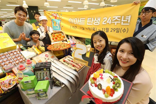 11월 롯데와 신세계 유통 대기업들이 소비자 잡기에 나서며 활발한 세일행사를 진행한다. 롯데백화점 임직원이 소공동 본점 행사장을 롯데 블랙페스타 행사장으로 꾸미고 있다. (사진 위) 이마트 용산점에서 이마트 임직원 및 모델들이 이마트 개점 24주년 기념 연중 최대규모 행사를 준비하고 있다. 신세계 역시 11월에 생필품 가격을 낮춰 고객잡기에 나섰다.
