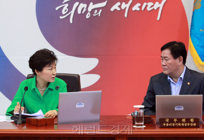 2014년 7월 박근혜 정부 2차 개각 뒤 열린 첫 국무회의에서 대화 중인 박근혜 전 대통령과 최경환 전 경제부총리 겸 기획재정부 장관. [사진=박현구 기자/phko@heraldcmorp.com]