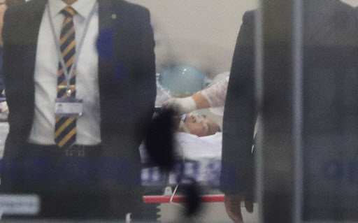 정부는 판문점 공동경비구역(JSA)으로 귀순한 북한군 병사의 건강이 회복되는 대로 일반 북한이탈주민 사례에 준해 합동신문을 진행한다는 방침이다. 귀순 병사가 지난 13일 경기 수원 아주대병원 외상소생실에서 수술을 받기 위해 수술실로 옮겨지는 모습. [사진제공=연합뉴스]