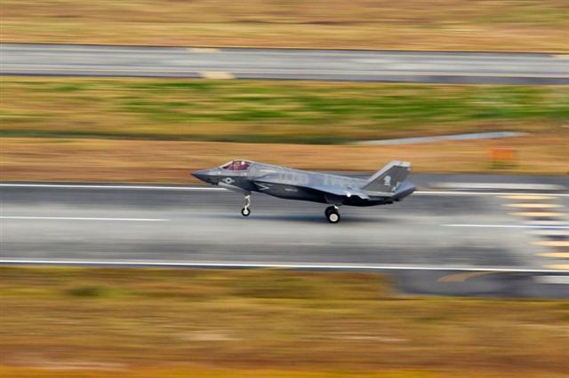 미국의 대표적 항공 전략자산인 미 해병대 소속 F-35B ‘라이트닝 2’ 스텔스 전투기 3대가 17일 야마구치(山口) 현 이와쿠니(岩國) 기지에 인수돼 총 16대의 F-35B 전투비행대대가 완전한 작전편제를 갖추게 됐다. F-35B 전투비행대대는 한반도 유사시가장 먼저 투입되는 전력이다. [제공=미 해군제공]