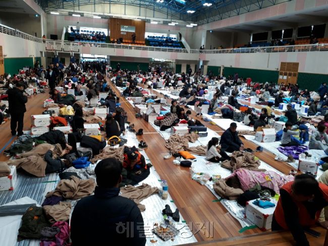[사진설명=포항지진으로 흥해실내체육관에 모인 시민들이 힘겨운 시간을 보내고 있다. 사진=김병진기자]
