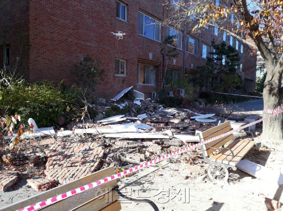 [사진설명=지진 피해를 입은 포항 한동대 모습. 사진=김병진기자]