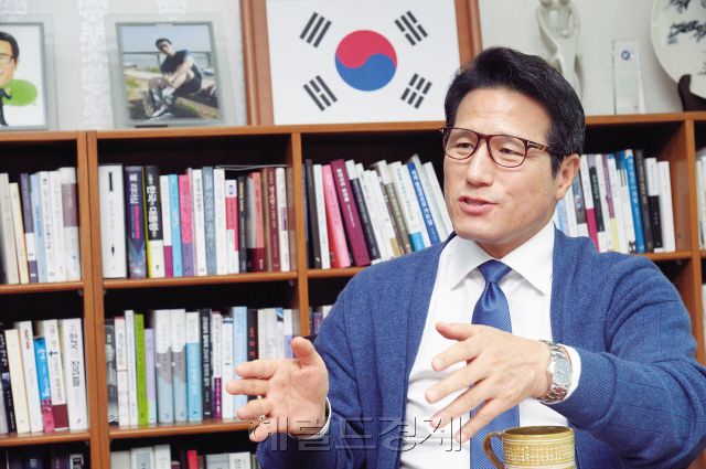 정병국 바른정당 의원은 어린시절 서울에서 유학생활을 하면서 느낀 문화적 충격과 상대적 박탈감에 사회의식에 눈을 떴다. 그리고 민주화운동에 나서면서 ‘정치인 정병국’으로 지금의 자리에 이르렀다. 그는 앞으로도 문화에 방점을 둔 정치를 할 것이라고 했다. 정희조 기자/checho@heraldcorp.com