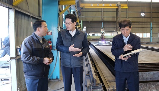 [사진설명=중소기업진흥공단 정진수 기업지원본부장(가운데)이 경북 포항의 지진피해 중소기업을 방문해 피해상황을 점검하고 있다.]