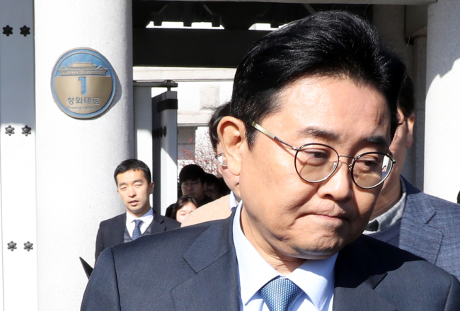 한국e스포츠협회의 자금 유용 의혹 사건과 관련해 검찰의 소환 조사를 앞둔 전병헌 청와대 정무수석이 16일 오전 청와대 춘추관에서 사의 표명을 한 뒤 나오고 있다. [사진제공=연합뉴스]