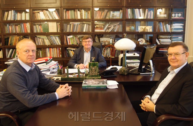 왼쪽부터 비탈리 V. 샤토프 VSEGEI 부소장, 올레그 V. 페트로프 소장, 알렉산더 이바노비치 칸추크 VSEGEI 고문