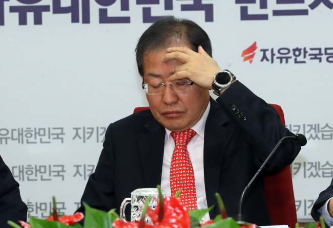 자유한국당 홍준표 대표가 지난 17일 서울 여의도 당사에서 열린 최고위원회의에서 참석자들의 발언을 듣고 있다.[사진=연합뉴스]