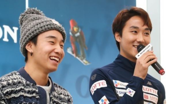 South Korean freestyle snowboarders Lee Min-sik (L) and Kweon Lee-jun smile during a media event in Seoul on Nov. 17, 2017. (Yonhap)