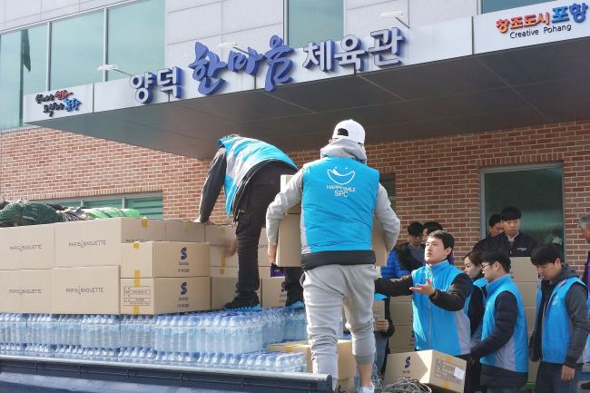 SPC그룹 임직원들이 17일 경북 포항시 지진 피해지역을 찾아 봉사활동을 펼치고 있다.