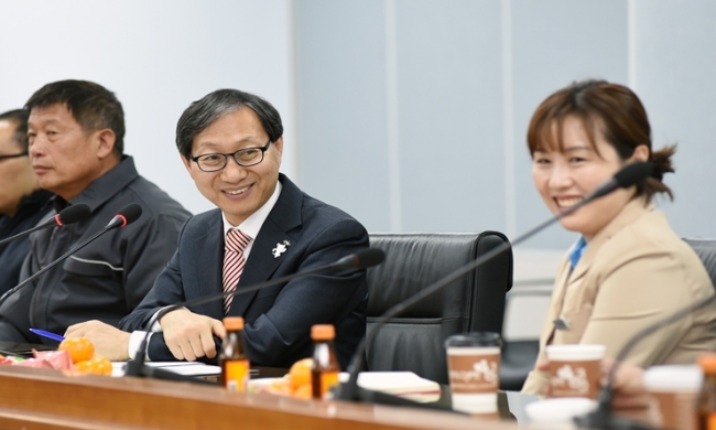국민연금공단 본부 사옥에서 김성주 국민연금공단 이사장(오른쪽에서 두번째)이 본부 사옥 협력업체 근로자들과 간담회를 갖고 있다. [사진제공=국민연금공단]