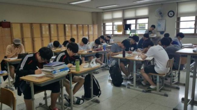 High school seniors students study for the state-administered College Scholastic Ability Test, which is slated for November. (Yonhap)