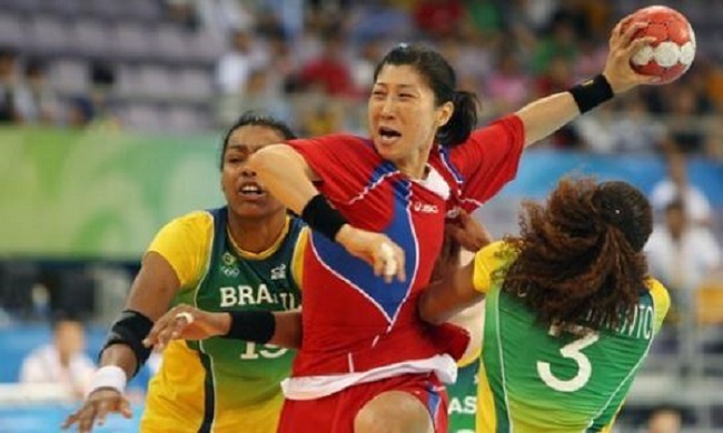 In this file photo taken on Aug. 15, 2008, South Korean handball player Hong Jeong-ho (C) tries to shoot the ball during a match against Brazil at the Beijing Olympics. (Yonhap)