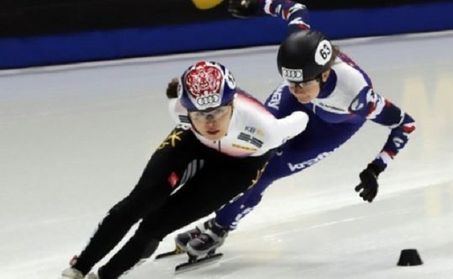 Kim A-lang of South Korea (L) competes in the women`s 1,000m heats at the International Skating Union World Cup Short Track Speed Skating at Mokdong Ice Rink in Seoul on Nov. 17, 2017. (Yonhap)