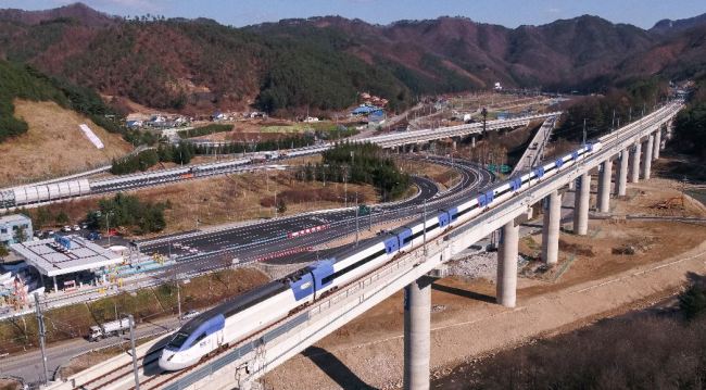 A KTX train on Wednesday runs on the new Seoul-Gangneung line connecting Incheon and Seoul to the cities in Gangwon Province where the 2018 PyeongChang Winter Games will be held. (Yonhap)