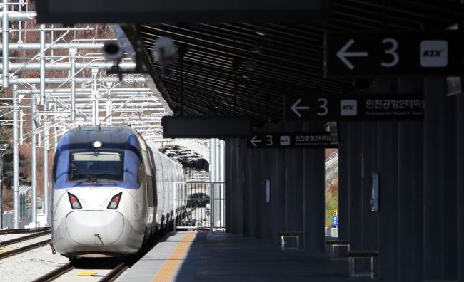 A KTX train pulls up Wednesday at Jinbu Station on the new Seoul-Gangneung line connecting Incheon, Seoul and cities in Gangwon Province, where the 2018 PyeongChang Winter Games will be held. (Yonhap)