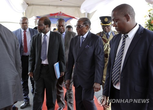 Zimbabwean President Robert Mugabe (center). (Yonhap)