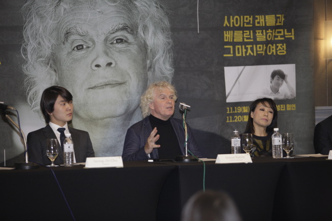 지휘자 사이먼 래틀이 이끄는 베를린필하모닉이 19일과 20일 서울 예술의전당 콘서트홀에서 내한공연을 갖는다. 협연자로는 피아니스트 조성진이 나서며 진은숙 작곡가의 `코로스 코르돈`이 한국 초연된다. [사진제공=금호아시아나문화재단]