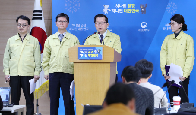 심보균 행정안전부 차관과 손병석 국토교통부 제1차관(왼쪽 두번째)이 19일 오후 정부서울청사에서 포항지진에 대한 브리핑을 하고 있다. [사진=연합뉴스]