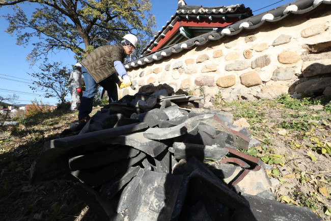 19일 오전 경북 포항 흥해 향교에서 전문가들이 지진 피해를 입은 향교 건물에 대한 복구작업을 하고 있다. [사진=연합뉴스]