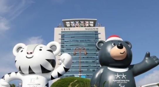 This file photo taken Sept. 4, 2017, shows Soohorang (L), the mascot for the 2018 PyeongChang Winter Olympics, and Bandabi, the mascot for the 2018 PyeongChang Winter Paralympics, in front of Gangneung City Hall in Gangneung, Gangwon Province. Gangneung is the 2018 Olympic host for all ice events. (Yonhap)