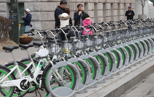 Bicycles are seen that belong to Seoul's bike-sharing system, Ttareungyi. Yonhap