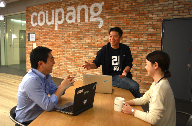 Employees chat at one of the company‘s meeting spaces at Coupang headquarters in Songpa-gu, Seoul. (Coupang)